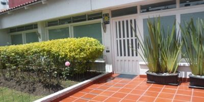 Se venden dos casas colindantes, de un piso, con frente total de 34 metros y área de terreno de 1.200 metros cuadrados, 750 M2 y 450 M2, ubicadas a espaldas del costado occidental  de la Kra 7, entre las calles 108 y 110, Barrio Santa Ana Occidental. Al pie otra casa en venta de 354 m2 en venta total terreno 1.554 m2 para proyectos de urbanización. Según POT hasta 8 pisos.
