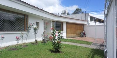 Se venden dos casas colindantes, de un piso, con frente total de 34 metros y área de terreno de 1.200 metros cuadrados, 750 M2 y 450 M2, ubicadas a espaldas del costado occidental  de la Kra 7, entre las calles 108 y 110, Barrio Santa Ana Occidental. Al pie otra casa en venta de 354 m2 en venta total terreno 1.554 m2 para proyectos de urbanización. Según POT hasta 8 pisos. 
