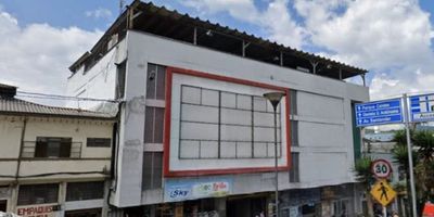 Te presentamos este local de  3 niveles, ubicado en el centro de la ciudad, sector galerías, antiguo supermercado super inter sobre la carrera 18, un lugar estratégico de la ciudad gracias a su alto flujo peatonal y vehicular, lo que garantizará que tu negocio sea todo un éxito. El espacio total del local está dividido en 3 niveles, con entradas independientes, el primer nivel cuenta con un amplio espacio el cual puede ser utilizado como bodega, sobre este encontramos un segundo nivel con 2 espacios los cuales fueron utilizados como salas de máquinas o  de sistemas y el nivel 3  el cual cuenta con entrada independiente, también sobre la avenida principal, cuenta con subdivisiones para oficinas, puestos de trabajo o puede ser adecuado según tus necesidades o las de tu negocio, sus áreas se encuentran en excelente estado estructural, con pisos en cerámica , escaleras con pasamanos muy seguras, puerta en aluminio y vidrio transparente a un costado,  el edificio nos ofrece los servicios de parqueadero público y vigilancia con cámaras de seguridad externas, cerca podrás encontrar la estación de policía, supermercados, clínicas, colegios, parques, jardines, entidades bancarias, centros comerciales y gimnasios. No esperes más y anímate a encontrar con nosotros tu lugar ideal, contáctanos y déjanos tener el privilegio de atenderte.