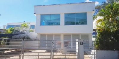 El predio se encuentra conformado por dos lotes de terreno y construcciones, manzana Q Lote 7 y manzana Q Lote 9. La casa cuenta con las siguientes dependencias 1 acceso, 1 volumen 1 de dos pisos de altura que cuenta con 1 depósito, 1 cuarto de máquinas, 1 salón de juegos. 1piscina, 1 zona social de piscina con zonas duras, y 1 estar, 2 zonas verdes, 1 zona B.B.Q., 1 cocina sencilla. 1 Volumen 3 con un piso de altura y terraza que cuenta con 1 lavamanos, 1 ducha, 2 baños sociales, 1 sauna, 1 terraza descubierta. 1 volumen 2 de 2 pisos de altura que cuenta con 2 baños sociales, 1 cocina integral, 1 zona de ropas, 1 comedor, 1 sala, 2 hall, 6 alcobas, 6 baños privados, 1 alcoba de servicio, 1 baño de servicio, 1 punto fijo de escaleras, 1 estar de alcobas, 2 balcones y 1 patio. Sus acabados son pisos interiores cerámica 60x60, adoquín. Exteriores piedra, granito, muros estucados y pintados.