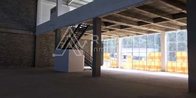 Amplia y moderna bodega ubicada sobre la vía variante El Pollo, La Romelia, Dosquebradas, en estratégica zona comercial de los principales ejes viales del occidente del país. Cuenta con un área total construida de 2.005,54m2, que consta de 1.137,85m2 en el primer piso, un mezanine de 406,36m2 y un sótano de 461.33m2.

Especificaciones:

•	Altura de 12 metros libres
•	Muros en bloque estructural con grouting
•	Columnas de 0.50X0.60
•	Vigas de 0.40X0.50
•	Muros de contención con concreto reforzado
•	Entrada de tracto camión con medidas reglamentarias de 8 metros de frente
•	Placa de contra piso estructural con dovelas, malla electrosoldada y sellos en concreto esmaltado
•	Cubierta en estructura metálica con teja stading sean
•	Ventanearía y celosías en aluminio y vidrio
•	Acabado de pisos con helicóptero
•	Recogimiento de aguas lluvias por cámara central y conducción con tubería a box culvert
•	Parte posterior con andén y cunetas para recogimiento de aguas de escorrentía
•	Un baño y cocineta en el mezanine y dos baños más y cocineta primera nivel