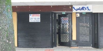 AREA TOTAL 52 M2. PISOS EN CERAMICA, LUZ BLANCA, TECHOS BLANCOS, UNA BODEGA, UN BANO, CORTINAS METALICAS. DOS ENTRADAS UNA POR LA CRA. 15 Y OTRA POR EL HALL INTERNO. CENTRO COMERCIAL CON VIGILANCIA. FRENTE 3,50 Mts, FONDO 14 Mts.