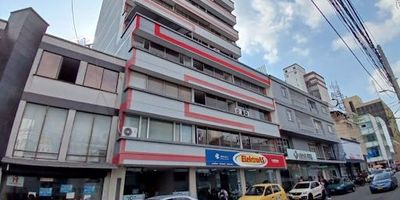 Oficina en arrendamiento ubicada en el centro de la cuidad, oficina de 53 metros cuadrados, ubicada en un piso 2, exterior, pisos en granito, pintura blanca tipo 1, consta de 1 salón  con ventanales amplios, 1 baño. El edificio cuenta con portería, vigilancia 24 horas, citofono, ascensor.