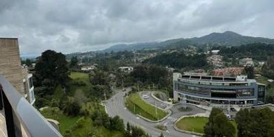 Apartamento para la ARRIENDO AMOBLADO en el sector de LAS PALMAS, Cuenta con 201.46 metros, area construida 104.09 metros, y de terraza 97.37, cuenta con 2 alcobas cada una con baño y vestier, sala, comedor, 2 baños social, jacuzzi, terraza, 2 parqueaderos, 1 cuarto util. Unidad tipo hotel, cuenta con ascensor, shout de basuras, piscina, salon social, zonas verdes. Codigo del inmueble 447-10134 Asesor Santiago Zapata 3015126342   