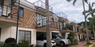 Casa en Conjunto Cerrado, 48 Casas en Total, acceso con vigilancia privada en el sector de Homecenter. 
El conjunto cuenta con Kiosko, Amplias zonas verdes, piscina, juegos para los niños, andenes de circulación para la comodidad de todos.
La casa cuenta con pisos, en el primer piso, sala, comedor, Closet de linos, baño social, un espacio tipo bar, patio cubierto. 
Segundo piso, tres habitaciones, una principal con Baño y vestier, cada habitación tiene aire acondicionado. Baño social y estudio. 
Tercer nivel, Una habitación con baño y vestier y una terraza.