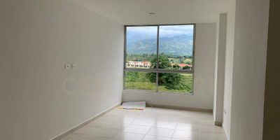 Completísimo inmueble con 3 habitaciones y 2 baños  y espacio estudio. su cocina es integral, el area social es amplia e iluminada, .En una altura ideal piso 7 con vista preciosa a la cordillera, al abrir la ventana se escucha el susurro del agua que corre por la zona verde.
En la parte alta del edificio se encuentra una espectacular terraza y en ella un jacuzzi al aire libre para disfrutar del sol quindiano. y un ´´area tranquila de BBQ para compartir en familia , y si es para hacer ejercicio un piso abajo de la terraza cuenta con espacioso y ventilado Gym.
Edificio muy cercano a supermercados , a centro comercial y a unos pasos de la via peatonal turistica mas famosa de la ciudad.
cerca a vias con  transporte público pero sin ruido  ni contaminacion auditiva, es una magnifica inversión
