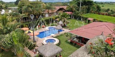 Finca para la venta, Está ubicada en la Vereda Dinamarca via Monteczuma, (Ulloa - Valle),  a 20 minutos de la ciudad de Pereira y  del Bioparque Ukumari;  a 60 minutos de la ciudad de Armenia; a 40 minutos de Salento y  del Parque del Café; a 20 minutos del Parque Panaca y del Parque de los Arrieros y a 100 mts lago de pesca deportiva.  Área total 7.393 m2, casa principal 160 m2, apartamento 60 m2, kiosko #1:  20 m2, kiosko #2: 6 m2, cabaña 24 m2, casa agregado 51 m2. Con capacidad  para 30 personas. Consta de Piscina, Jacuzzi, Sauna, Turco, Zona De BBQ, Zona De Hamacas, Kiosco con Karaoke, Direct TV, Equipo De Sonido. Wi-Fi , Mesa De Ping Pong, Billar y Billar Pool, Juegos De mesa, Cancha De Tejo, Columpios y muchas atracciones más. 

 Se vende a puerta cerrada.