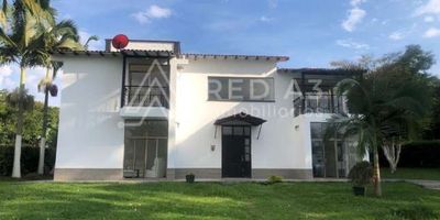 Casa campestre ubicada en el sector de Cerritos en la entrada 1 La Salle, cuenta con un lote de 1150 m2 y 620 m2 construidos, amplios e iluminados espacios, 5 alcobas, alcoba principal con tina, 5 baños, balcones, estudio, habitación del servicio, zona de ropas, piscina con jacuzzi y kiosco.
El condominio cuenta con portería con vigilancia privada las 24 horas, zonas sociales. El conjunto está muy cerca a la ciudad, a colegios, supermercados y restaurantes.