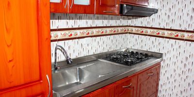 [VEN] ID HOUM: 30501

En Houm te ayudamos de forma fácil y segura. Los beneficios de comprar con nosotros:
    • Te ayudamos a conseguir financiamiento a través de una asesoría personalizada
    • Mediación y seguimiento de todo el proceso
    • Ponemos a tu disposición profesionales en notariado, registro y asesoría jurídica
¡Solo te preocupas de las firmas!

Casa en venta, ubicada en el barrio El Rosal, con una superficie construida de 132.00 m² y superficie total de 132.00 m². 

Sus principales características son:

    • 5 dormitorios
    • 4 baños
    • Admite mascotas
    • Año de construcción: 2002
            
Si compras con nosotros, te brindamos asesoría personalizada durante todo el proceso.
        
Más que una inmobiliaria, somos Houm.
*Aplican T&C