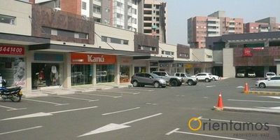 Local para la venta en excelente ubicación; mall comercial palma grande, 53 metros cuadrados, altura 5.5 metros, se puede construir mezzanine, cocineta, cuarto útil, portería. Ideal para tu negocio.