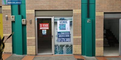 Local para venta de 37 metros cuadrados de área construida aproximada, distribuidos en dos niveles así: en primer nivel 20 metros cuadrados aproximadamente y mesanine en madera para uso liviano de 17 metros cuadrados aproximadamente. En centro comercial con cercanía al parque y acuaparque Comfenalco de Ditaires, a supermercados y frente al Estadio de Itagüí entre otros. Por quedar sobre vía principal cuenta con fácil acceso a transporte público. Es de aclarar que el valor de cuota de administración tiene descuento por pronto pago quedando en $557.233. Es de aclarar que en la modalidad de arrendamiento, el valor de canon de arrendamiento incluye la cuota de administración y se le debe sumar el IVA del 19%