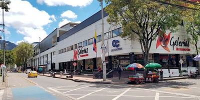 Centro Comercial Garlerias, local esquinero al lado de entrada del D1, muy buena vitrina comercial, este local es una buena opción como inversión para renta o para uso de su negocio, libre de gravámenes, al día por todo concepto, Asesoramos el proceso si tiene inquietudes no dude en contactarnos Claudia Morales