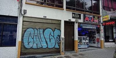 Amplia casa de 3 niveles con un área de lote 119m2. 7 metros de frente por 17 metros de fondo y área construida 238m2. Distribuida de la siguiente manera, Piso 1 cuenta con 2 locales con baño cada uno. al fondo queda un apartamento de 4 alcobas, 3 closet, cocina integral amplia con gas natural, muebles inferiores y superiores, también 4 baños. Piso 2 cuenta con un apartamento de 3 alcobas con closet, sala independiente, comedor, cocina semi integral con gas natural, patio  pequeño cubierto y 2 baños, Piso 3 cuenta con una amplia terraza de 12m2. Excelente ubicación residencial y comercial, cerca centro comercial, parques, iglesias, transporte púbico cercano, cómodas vías de acceso.