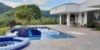 Esta es una moderna casa campestre, ubicada en el reconocido condominio del sector de Combia en Pereira, de un sólo nivel, con magníficos acabados, con 426 metros construidos , sobre un lote de 2.000 m2 según documentos, 4.000 m2 aproximados de área física. consta de 3 habitaciones, la principal con baño privado y vestier, dos habitaciones  auxiliares con baño compartido y closets independientes, closet de linos, amplia y cómoda cocina integral, con accesorios importados, cocina con isla y muebles de lujo, comedor independiente y sala grande que se prolonga hacia el exterior parte interna, parqueadero cubierto para 2 vehículos y espacio descubierto para más vehículos, área de lavandería y habitación  de servicio con baño. con una pérgola cómoda hasta el borde de la piscina y el  jacuzzi, con una extraordinaria vista de la naturaleza, rodeada de gran des árboles y guaduales. Vigilancia 24 horas, con rondaros.