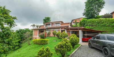 A pocos metros de la zona húmeda del Condominio Campestre las Cabañas. Tiene balcones,conjunto con piscina,salon social,canchas,sendero ecólogico y agua propia, además se puede disfrutar de zonas verdes y árboles frutales en un lote espectacular de 1770 mts, cuenta con puerta eléctrica,chimenea dos balcones con preciosa vista de hermosos atardeceres.
Dos patios de ropas área de BBQ y dos pequeñas terrazas.
Garage cubierto para dos carros y descubierto para 8 más,puerta eléctrica.
Kiosko con asador,baños separados de hombres y mujeres,piscina,turco,cancha polideportivo ,cancha de futbol en grama y juegos infantiles y terminar el dia con un mirador.
Aproveche esta gran oportunidad para vivir de verdad, contacte al asesor y poder concretar una cita para la mejor experiencia de su vida.