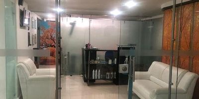 Consultorio para venta en sector de pinares, cuenta con un área de 92 mts2, 3 baños, portería y vigilancia. Cerca al centro comercial arboleda, transporte publico cercano y cómodas vías de acceso.