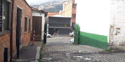 Amplio lote en arriendo en el barrio Buenos Aires, Medellín, Antioquia. Este espacio de 120 m² se encuentra en una zona de estrato 6, ofreciendo una opción ideal para desarrollar diversos proyectos. La ubicación en Medellín, un punto clave del departamento de Antioquia, facilita su conectividad. El canon de arriendo es de $41,000,000. Para más información sobre este lote, contáctenos por WhatsApp o consulte los teléfonos disponibles.