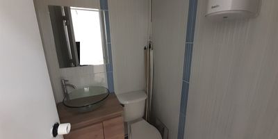 Amplio local con modernos acabados, ubicado en la parte de afuera del Edificio Colmena P.H en el centro del Poblado.