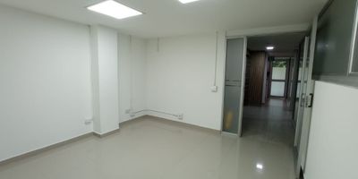 Oficina con excelentes espacios ideales para potenciar tu empresa, fácil acceso, zona muy comercial.