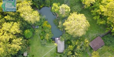 Finca para la venta de 27.650 metros cuadrados aproximadamente. Cuenta con 10 parqueaderos. Ubicado en el Municipio de Girardota. En sector con cercanía a colegios, universidades, parques cercanos, supermercados, centros comerciales y por quedar cerca a vía principal cuenta con fácil acceso a transporte público