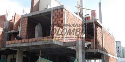 CASA CON ACABADOS EN CONSTRUCCION DE TRES PISOS, CON EXCELENTE ÁREA, UBICACIÓN, ILUMINACIÓN Y VENTILACIÓN. CONSTA DE CUATRO ALCOBAS CON CLOSET, CUATRO BAÑOS, SALA-COMEDOR, COCINA INTEGRAL, ESTUDIO, ZONA DE ROPAS, PATIO Y GARAJE DOBLE. ESCALERAS EN MARMOL, CLOSETS EN MADERA, PISOS EN PORCELANATO. EL CONJUNTO CON EXCELENTES AREAS COMUNES Y VIGILANCIA PRIVADA