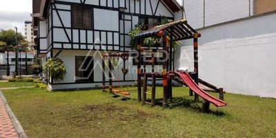 Casa en conjunto cerrado para arriendo muy Iluminada y con grandes espacios, en un muy buen sector de la ciudad, cuenta con 4 amplias habitaciones cada una con closet, 5 baños, alcoba principal con un amplio vestir, acceso directo desde casa al parqueadero, amplia cocina y zona de ropas, cuarto de servicio, excelentes acabados, buena ubicación, fácil acceso y muy buen ambiente familiar.