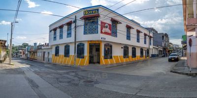 El hotel cuenta con 16 habitaciones, todas con baño. Hay 7 habitaciones con 1 cama doble (para persona sola y pareja), 1 con una cama doble y 1 sencilla y 8 familiares (4 a 6 personas). Recepción, cocina dotada con estufa industrial, nevecon y menaje. Comedor para 32 personas, bodega de lencería, 4 bodegas más y 1 apartamento para administrador. Además, cuenta con tres tanques de reserva de agua que suman un poco más de 6000 litros de agua son sistema de hidroflow. Sistema de calentador de paso y acumulación para el agua caliente. Lavandería con 2 lavadoras y lavadero. Sistema cerrado de cámaras. Estrato 3 bajo. Ubicado en vía principal a pocos minutos del Parque del Café, Panaca y el Parque de los Arrieros. Es una propiedad esquinera, con un total de 509 mts de construcción en un lote de 256 mts2, por donde transitan los vehículos que vienen sentido La Tebaida, Pueblo Tapao, Parque del Café hacia Montenegro – , Quimbaya, Circasia o Armenia. A dos cuadras del Paso Nacional que comunica a Armenia – Quimbaya, Cartago y Pereira. A 5 cuadras en línea recta del Parque principal del municipio en donde se encuentran ubicados el comercio principal, 3 bancos y sus cajeros (Bancolombia, Davivienda y Banco de Bogotá), restaurantes y cafés.


Así mismo, cuenta con Registro Nacional de Turismo actualizado y todos los documentos para funcionar al día.