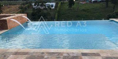 Casa campestre que se destaca por su magnifico  diseño moderno , arquitectónico,  contemporáneo y por la majestuosa vista hacia las montañas que se percibe desde su terraza, rodeada por la naturaleza, este inmueble se encuentra ubicado  en un sector seguro y de alta valorización en la ciudad de Pereira,  lote con  aérea de 1.996 metros cuadrados,  y un área construida de 380 metros cuadrados. 
Consta de cocina integral, habitación de servicio con baño privado, sala ,comedor, baño social, estudio, estar de televisión, dos habitaciones auxiliares cada una con vestier y baño privado, la habitación principal cuenta con balk in closet, baño privado. Cuenta con piscina, parqueadero para 6 vehículos y zonas  verdes.  Cerca al condominio se encuentra un mall comercial, restaurantes, estaciones de servicio y queda a solo 15 minutos del la ciudad de Pereira . 
Precio Negociable.