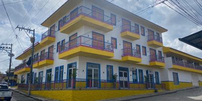 Espectacular bien inmueble, ubicado en el parque principal de Alcalá - Valle, cerca a los municipios de Montenegro (Q), Quimbaya (Q)y Filandia (Q).
Cuenta con 2.331 metros2  construidos en tres niveles. 
El primer piso cuenta con un área comercial de 701,3 metros2  distribuidos en 9 establecimientos comerciales actualmente arrendados, el local principal está arrendado por tiendas D1, el segundo y tercer piso cuenta con un proyecto de hotel, apartamentos o locales en obra negra con zona húmeda, zona de ascensor, divisiones de habitaciones, tuberías y electricidad. Excelente oportunidad de inversión.