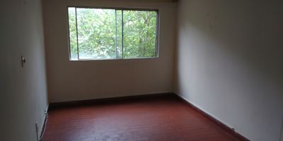 apartamento ubicado en un 3 piso consta de sala comedor, cocina integral, zona de oficios, 3 alcobas, 1 baño. la unidad cuenta con zonas verdes, juegos para niños, parqueadero común.