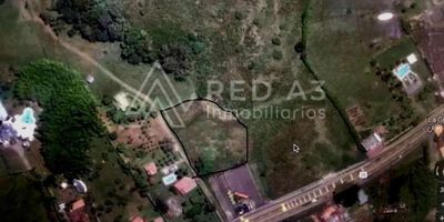 Lote de 8.000  m2 en la vía que de Pereira conduce a Cartago, a la altura del peaje, este lote tiene Uso residencial e industrial pues se encuentra en zona suburbana que permite diferentes usos, buena topografía,  a sólo 30 mts de la vía principal.