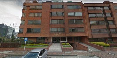 Cocina , estudio ,tres habitaciones, 3 baños .
Apartamento consta 
Hall entrada,y hall habitaciones en mármol , cocina integral, sitio para lavadora secadora torre, lavadora mesones en granito piso en porcelanato ,con puerta de vaivén vidrio y flor morado.
Sala con puerta  vidrio y madera corrediza divide  comedor con mueble en con puertas vidrio ,piso en madera .
Habitación principal con baño enchapado ,mesón mármol , vestier amplió puertas madera flor morado,en la habitación closet amplio más mueble de pared con puertas en madera.