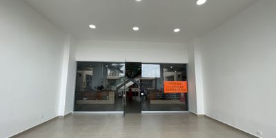 Local Comercial de doble Altura, osea que es posible hacer Mezaninne. Area Construida: 53.92 M2. Area privada: 50.26 M2.  Valor Administracion: $950.000.oo
Valor Local: 200 Millones negociables