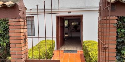 LINDO LOTE DE 491 M2 EN CONJUNTO CERRADO, CON CASA TRADICIONAL DE 218 M2 CONSTRUIDOS,,, QUE PERTENECIA A ESTA FINCA ,  AREA PRIVADA DE 491 M2, LOTE APTO PARA REMODELAR O RECONSTRUIR, CON ARBOLES FRUTALES, NATIVOS. LA CASA CONSTA DE 3 HABITACIONES, UN BAÑO, SALA, COMEDOR, COCINA, LAVANDERIA, ESTUDIO. EXCELENTE UBICACIÓN SOBRE AVENIDA PRADILLA, CERCA A LOS PRINCIPALES CENTROS COMERCIALES DEL SECTOR CENTRO CHIA, FONTANAR, SABANA NORTE, PLAZA MAYOR, CLINICAS MARLY DE LA UNIVERSIDAD DE LA SABANA CHIA, EXCELENTE TRANSPORTE PUBLICO. PRECIO NEGOCIABLE.