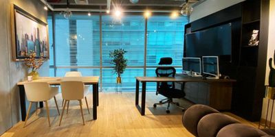 Oficina amoblada en arriendo en edificio empresarial moderno al inicio de la milla de oro en el sector de patio bonito, sobre la av el poblado, fácil acceso a rutas de transporte y múltiples servicios complementarios, cerca a la clínica Medellín. Piso en madera, 2 espacios, baño privado, cocineta, cableado de red, techo cielo raso, aire acondicionado central, divisiones en madera, área de recepción, y parqueadero cubierto. Auditorio, parking visitantes con costo, vigilancia 24 horas, citofonia y circuito cerrado de tv.