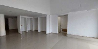 Amplio local en sector de alta actividad comercial cerca al hotel Windsor y Olímpica de la 82Ideal para restaurantes panaderías ,reposterías y otras actividades comercialesEn el frente cuenta con 4 cómodos parqueaderos para la atención de los clientesEn la parte posterior encontramos un área o patio al aire libreParte del local 45 metros está arrendada  por $ 3.000.000 Si es de su interés  deje su información  para tener el gusto  de atenderlo No olvide mencionar  el código  WASI. 