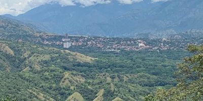 Vendo lote con vista - Parcelación en Santa Fé de Antioquia, área 3525 metros, excelente vista sobre el pueblo, lote plano. 120.000 de administración. Se entrega con derecho de agua