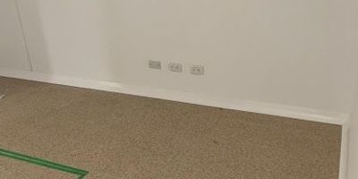 Consultorio en arriendo cerca al centro comercial mayorca, polideportivo sur de envigado, área 46 metros, dos espacios, baño.