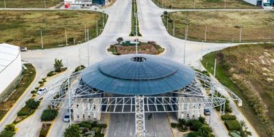 Oportunidad de inversión o para el establecimiento de empresas con vocación exportadora. Se venden 9 lotes en la zona franca industrial del Atlántico ZOFIA ubicada en el municipio de Galapa. La zona franca de ZOFIA se encuentra a sólo 2.5 km. De la avenida circunvalar vía a Cartagena por la carretera la cordialidad. Esta zona franca cuenta con acometidas de agua de la AAA, operador de gas, y un anillo de fibra óptica conformado por claro y otros 4 operadores. Cada lote se entrega con una conexión eléctrica de 80 KVA. Los lotes son de propiedad de una casa matriz que creó un casco o ente jurídico donde su único patrimonio son estos lotes lo que facilita su venta, solo hay que hacer una cesión del 100% de las acciones al comprador ante cámara de Comercio, sin necesidad de hacer trámites ante notaría e instrumentos públicos, incluso evitando el pago de impuestos municipales. El vehículo fiscal propietario de los lotes es una SAS que en el mes de julio cumple 2 años de haber sido constituida lo que le facilita los trámites ante la DIAN para poder ser usuario de la zona franca. Los lotes tienen un área promedio de 2.000 metros cada uno y su área total suma 17.977 metros cuadrados. Se pueden vender parcial o totalmente. Si es de su interés no dude en comunicarse para tener el gusto de atenderlo.
