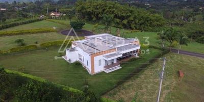La casa de tus sueños en uno de los sectores más exclusivos de Pereira, vía condina, Casa campestre de 360 metros construida en lote de 1570 m2 con una panorámica espectacular, pisos en porcelanato, chimenea, 6 parqueaderos , 4 habitaciones, cocina integral de donde puedes divisar los diferentes paisajes característicos de esta hermosa región, el condominio cuenta con agua propia, aquí puedes vivir en un ambiente campestre a solo 15 minutos de todo lo que necesitas en la ciudad, cerca de vía principal, ambiente tranquilo y calmado, aquí solo escucharas los maravillosos sonidos de la naturaleza