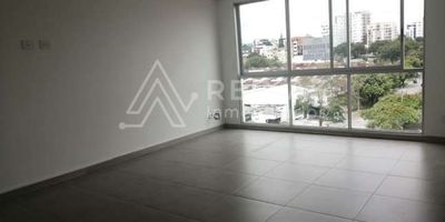 Oficina de 34 m2 en  Alturia centro de negocios ubicado en un sector exclusivo de la ciudad de Pereira, sobre la calle 14 hacia el barrio los Álamos, al alcance del sistema financiero de la avenida circunvalar, próximo a los mejores restaurantes de la ciudad y centros comerciales, cercano al edificio DIAN, el terminal de Transportes y al tradicional sector residencial del barrio Álamos. Torre de 11 pisos con 88 oficinas con baño, cocineta más depósito y locales comerciales, combinación perfecta entre exclusividad y confort: Bahía de acceso para descarga de pasajeros, parqueaderos de visitantes, parqueadero sencillo, Lobby doble altura, control del acceso a las oficinas con molinetes y registro inteligente, Salas de Confort (En cada piso para espera de visitantes), Salón de reuniones (con capacidad para 30 personas al acceso de todas las oficinas), Dos ascensores de alta velocidad (con capacidad para 750 Kg, 10 personas aproximadamente). Diseñado para su seguridad y tranquilidad: Planta eléctrica de suplencia total y transferencia automática, red de detección y extinción de incendios, escaleras de emergencia con puertas cortafuego y cerradura anti pánico, control vehicular de acceso sistematizado en los sótanos del edificio, circuito cerrado de Tv y monitoreo las 24 horas en zonas comunes, cuarto de control de todos los sistemas del edificio, baños públicos en cada piso, cuarto para equipos de aire acondicionado, Shut de basura de doble descarga (Residuos orgánicos y residuos reciclables), 360° de vista panorámica, Excelente iluminación. Diseño contemporáneo.