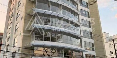 Oficina de 34.34 m2 en Alturia centro de negocios ubicado en un sector exclusivo de la ciudad de Pereira, sobre la calle 14 hacia el barrio los Álamos, al alcance del sistema financiero de la avenida circunvalar, próximo a los mejores restaurantes de la ciudad y centros comerciales, cercano al edificio DIAN, el terminal de Transportes y al tradicional sector residencial del barrio Álamos.


Torre de 11 pisos con 88 oficinas con baño, cocineta más depósito y locales comerciales, combinación perfecta entre exclusividad y confort: Bahía de acceso para descarga de pasajeros, parqueaderos de visitantes, parqueadero sencillo, Lobby doble altura, control del acceso a las oficinas con molinetes y registro inteligente, Salas de Confort (En cada piso para espera de visitantes), Salón de reuniones (con capacidad para 30 personas al acceso de todas las oficinas), Dos ascensores de alta velocidad (con capacidad para 750 Kg, 10 personas aproximadamente). Diseñado para su seguridad y tranquilidad: Planta eléctrica de suplencia total y transferencia automática, red de detección y extinción de incendios, escaleras de emergencia con puertas cortafuego y cerradura anti pánico, control vehicular de acceso sistematizado en los sótanos del edificio, circuito cerrado de Tv y monitoreo las 24 horas en zonas comunes, cuarto de control de todos los sistemas del edificio, baños públicos en cada piso, cuarto para equipos de aire acondicionado, Shut de basura de doble descarga (Residuos orgánicos y residuos reciclables), 360° de vista panorámica, Excelente iluminación. Diseño contemporáneo.