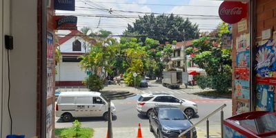 Arriendo Local primer piso, excelente ubicación, sobre la 70, 1 salón amplio e iluminado, 2 baños, piso en cerámica, Ideal para super mercado o remates.