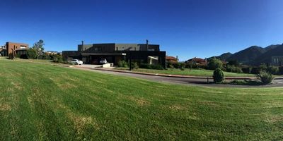 Casa en unidad cerrada, en el sector de La Calera via Sopo, cuenta con zonas bien distribuidas compuesta de espacios independientes y compartidos que generan un ambiente acogedor, ideal para un grupo familiar. Primer nivel 300 mts mas terrazas y decks. Segundo Nivel 100 mts mas 200 mts de terrazas. Area del lote: 2.080 mts. 4 alcobas, alcoba servicio todas con bano. 2 banos sociales. 3 terrazas en el segundo piso. Todos los espacios de la casa tienen salida a terrazas o decks Sala, comedor, estar de TV, dos estudios y cuarto de hobbies. Ventaneria termica y acustica. 2 cuartos utiles. 3 closets de linos. Jardines. Cocina con todos los electrodomesticos,  4 tanques de almacenamiento de agua de 2.000 lts cada uno. Filtro de purificacion de agua principal para la entrada a la casa.