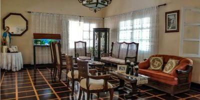 CASA EN VENTA 

Casa con Excelente Ubicacion a Minutos del Centro Historico Cerca de Centros Comerciales, Super Mercados, Playas, Colegios/Universidad, Transporte Publico, Sobre Via Principal, Cuenta con 4 Alcobas, 2 Baños, Sala Comedor, Cocina, Terraza, Patio, Cuarto del Servicio, Zona de Labores.. 
