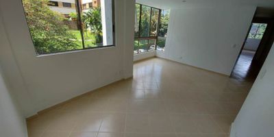 Apartamento en unidad cerrada sector loma Los Balsos, fácil acceso para llegar y cerca a la Av. Poblado, cerca de servicios complementarios como el CC Santa Fé y museo El Castillo. facilidad de acceso a rutas de transporte publico. Piso en cerámica, salón-comedor y cocina integral. 3 alcobas con baño en la principal, sin balcón y 1 parqueadero cubierto. Piscina, salón social y juegos infantiles, portería 24 horas, citofonia virtual y circuito cerrado de tv.