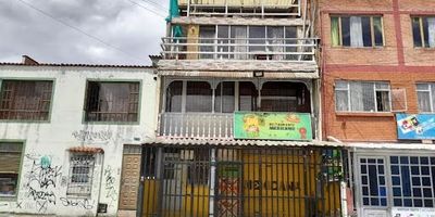 22- Kennedy Central,  barrio Super  Dos, área  6 x 20 metros , primer  piso, Local área total con su respectivo baño y cocina, actualmente funciona un restaurante Mexicano. Segundo Piso, Un apartamento de 3 habitaciones, sala, comedor, cocina, 2 baños y patio. Tercer Piso, Una habitación doble comunicada entre sí, sala, comedor, cocina y baño. Muy cerca a la avenida primero de Mayo.