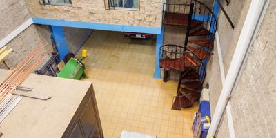 SE VENDE BODEGA, BARRIO SAN FERNANDO EN BOGOTA. Ubicada en zona comercial de gran valorización, cerca transporte urbano y facilidad de acceso.  Construida en ladrillo Titan. Buena luz natural, ventilación. 
Consta de: Primer piso: Bodega de 116, 40 MTS2.  Dos baños , Almacén, piso trafico pesado.  Puerta automática. Altura máxima 10.5 Mts.  Energía trifásica. Agua, luz y gas natural. Altura vehículo 3,5 MTS. Circuito cerrado de TV. KVA: 3 para bodega . KVA: 1 para oficina y apto.  SEGUNDO PISO:  Oficina de gerencia con baño privado,. Oficinas personal administrativo. Sala de juntas. Un baño. Cocina Y Cuarto de archivo. TERCER PISO: Apto de dos alcobas, un baño, sala comedor, cocina y zona de lavandería.