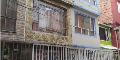 Iliuminada casa de cuatro plantas, a poca distancia de universidades, hospitales y areas de juego , con vias de acceso como la calle 139 y la avenida ciudad de cali. La casa esta distribuida por cinco habitaciones, tres banos, sala y comedor, cocina tradicional abierta, zona de ropas y terraza. 