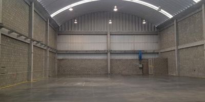 Bodegas en  ARRIENDO COTA dentro de parque industrial  muy cerca de la autopista Medellín, área total MIL CIENTO SETENTA Y DOS m, área bodega de mil metros con  altura nueve m, capacidad cuatro Tm2, muelle a nivel y muelle deprimido para descargue, baterías de baños en bodega, área de recepción con baño y cocineta, área de oficina primer piso de cien m, con baño cada uno, pisos en cerámica, techos en drywall, segundo piso de setenta y dos mts y tercer piso de cien m. Bodega cerca a Bogotá visitanos. www.brokerinmobiliaria.com